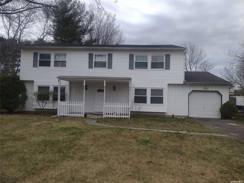 8 Loma St, Medford, NY 11763