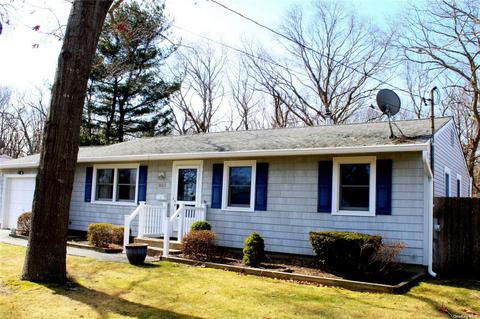 228 Phyllis Dr, Patchogue, NY 11772 photo 1
