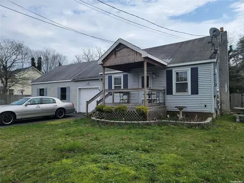 8 Ivy Rd, Mastic Beach, NY 11951