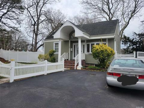 98 Manhattan Blvd, Islip Terrace, NY 11752