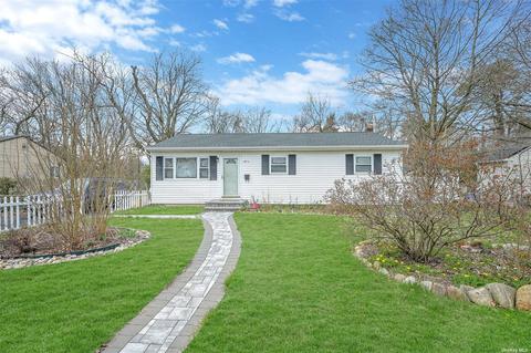 1674 N Gardiner Dr, Bay Shore, NY 11706