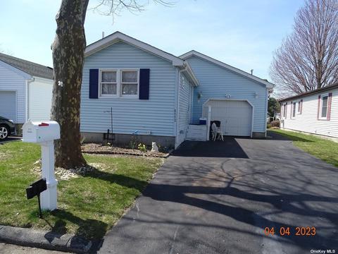 5113 E Village Cir #5113, Manorville, NY 11949