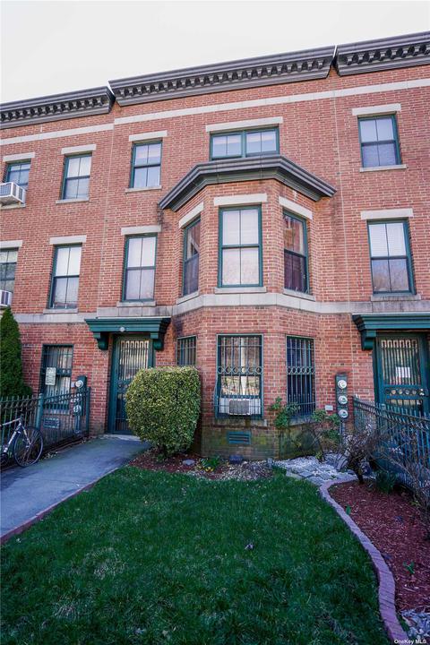 736 Fulton St, Brooklyn, NY 11238