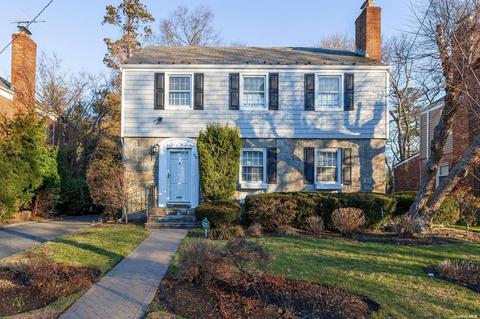 150 Midgely Dr #1, Hewlett, NY 11557