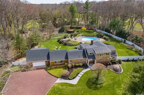 14 Rogers Dr, Cold Spring Harbor, NY 11724