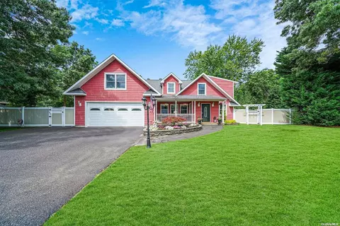 71 Pine St, Port Jefferson Station, NY 11776