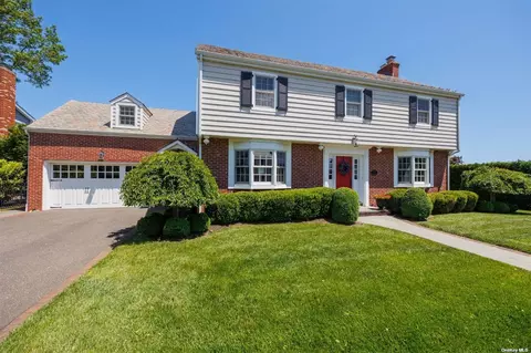 17 Essex Ln, Rockville Centre, NY 11570