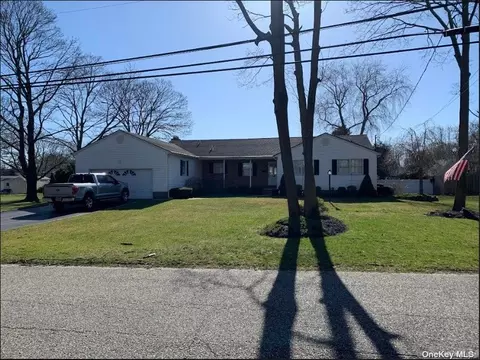 30 Boylan Ln, Blue Point, NY 11715
