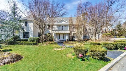 39 Gateway Dr, Great Neck, NY 11021