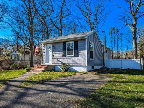 29 Middle Line Ave, Medford, NY 11763