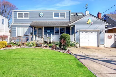 123 Deer Lake Dr, North Babylon, NY 11703
