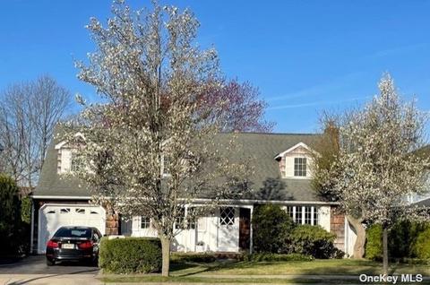 66 Timothy Ln, East Norwich, NY 11732