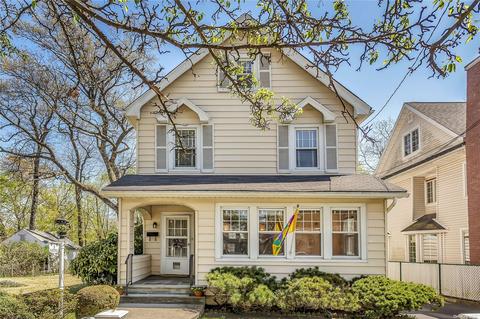 3 Floyd Pl, Great Neck, NY 11024
