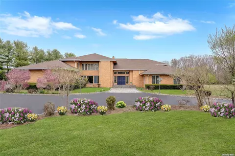 70 Wolver Hollow Rd, Brookville, NY 11545