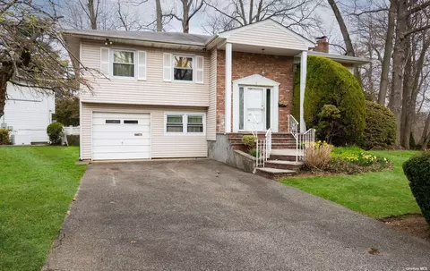 2 Reed Dr, Roslyn, NY 11576