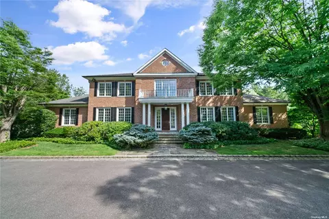 23 Evans Dr, Brookville, NY 11545