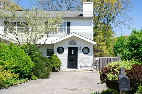 11 Trim St, Bay Shore, NY 11706