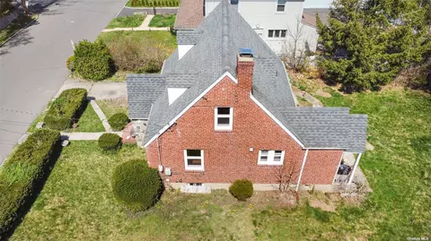 9 Clark Dr, Great Neck, NY 11020