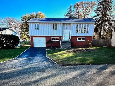 28 Vermont St, Melville, NY 11747