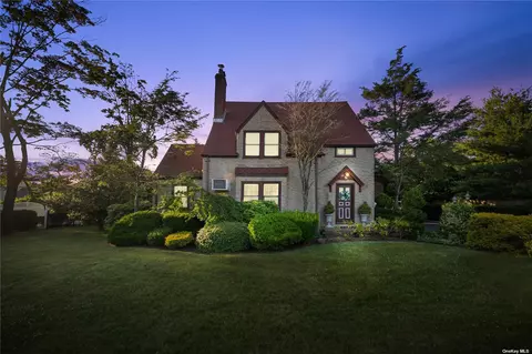 66 Walter Ave, Hicksville, NY 11801
