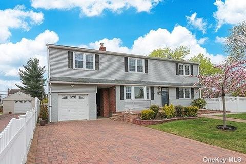 162 Lorraine Gate, East Meadow, NY 11554