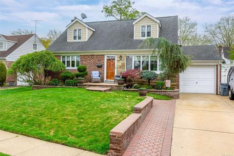 135 Aster Dr, New Hyde Park, NY 11040