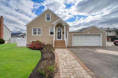 212 N 5th St, Lindenhurst, NY 11757