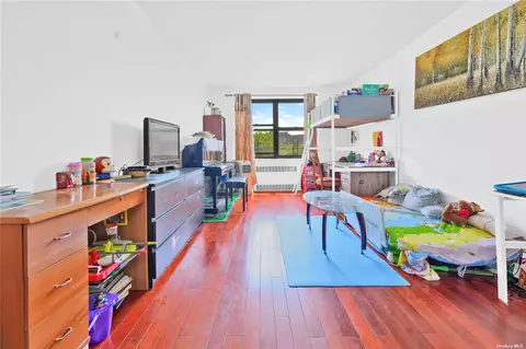 25-40 Union St #4F, Flushing, NY 11354