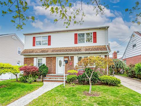 979 Oaks Dr, Franklin Square, NY 11010