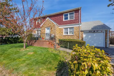 32 Norton St, Inwood, NY 11096