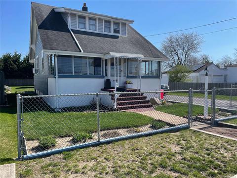 51 Grove St, Lindenhurst, NY 11757