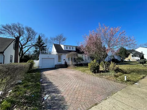 934 Southern Dr, Franklin Square, NY 11010