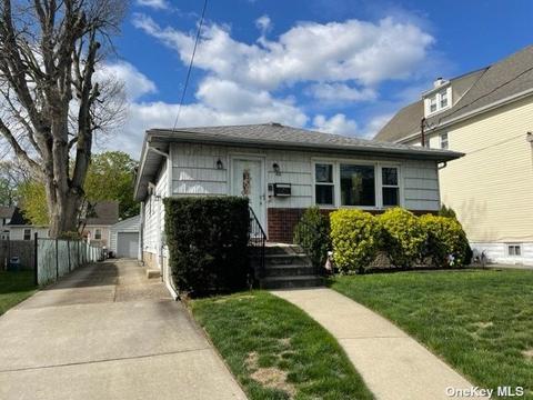 42 Wood St, Lynbrook, NY 11563