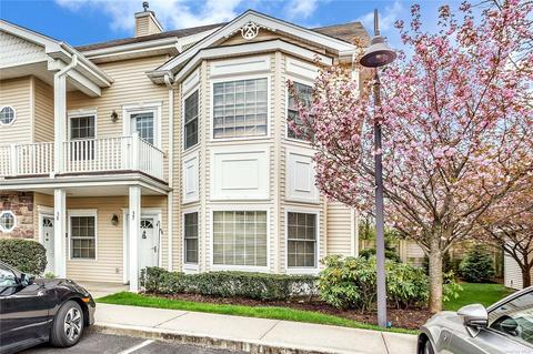 37 Autumn Dr #37, Plainview, NY 11803