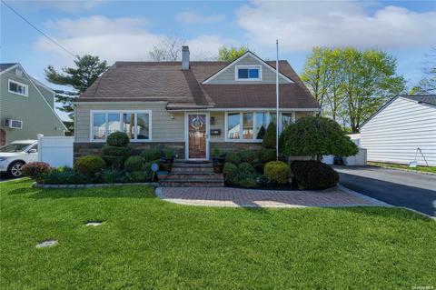 4 Liberty Ave, Hicksville, NY 11801