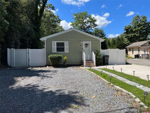 14 Montgomery Ave, Mastic, NY 11950