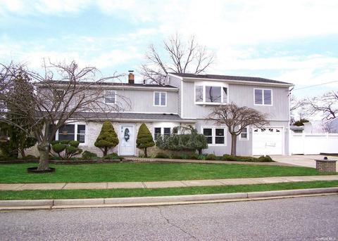 101 Van Buren St, Massapequa Park, NY 11762
