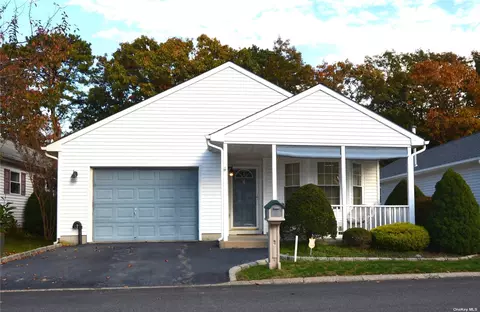 5108 E Village Cir #5108, Manorville, NY 11949