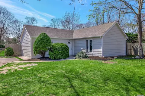 26 Ponquogue Ave, Hampton Bays, NY 11946