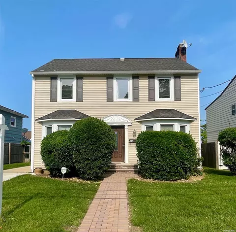 48 King St, Freeport, NY 11520