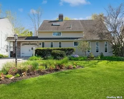 12 Glazer Ln, Levittown, NY 11756