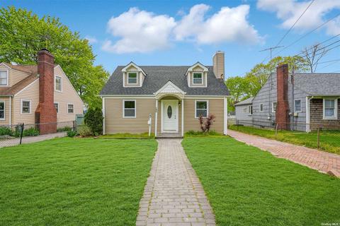 122 Columbia St, Huntington Station, NY 11746
