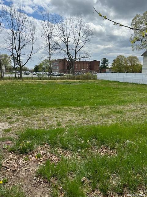 5 Edgewater Ave, Smithtown, NY 11787