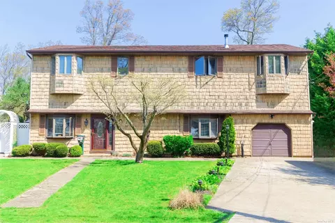 9 Sachs St, Bay Shore, NY 11706
