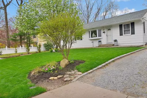 28 Iroquois Trl, Ridge, NY 11961