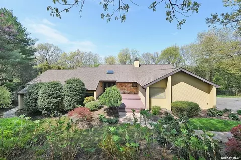 17 Brycewood Dr, Dix Hills, NY 11746