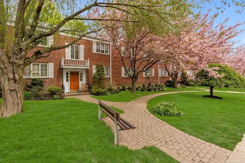 29 Nathan Hale Dr #32A, Huntington, NY 11743
