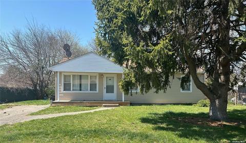 810 Provost Ave, Bellport, NY 11713