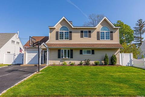 43 Coachman Ln, Levittown, NY 11756
