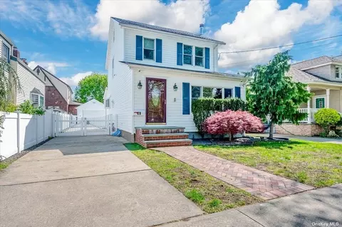 29 Aberdeen St, Malverne, NY 11565